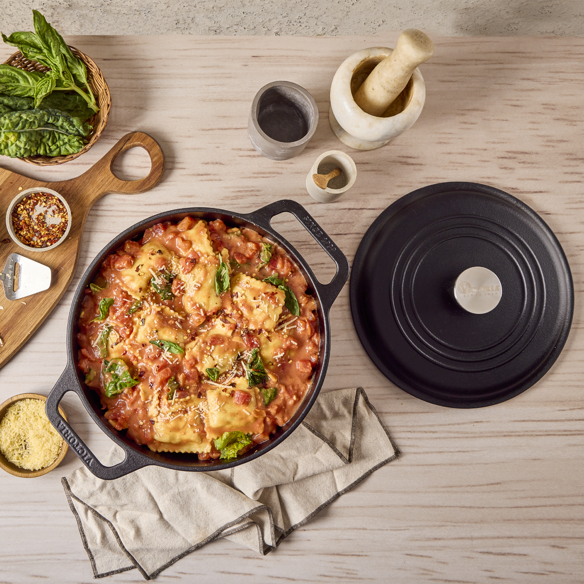 7 QT Cast Iron Dutch Oven with Lid