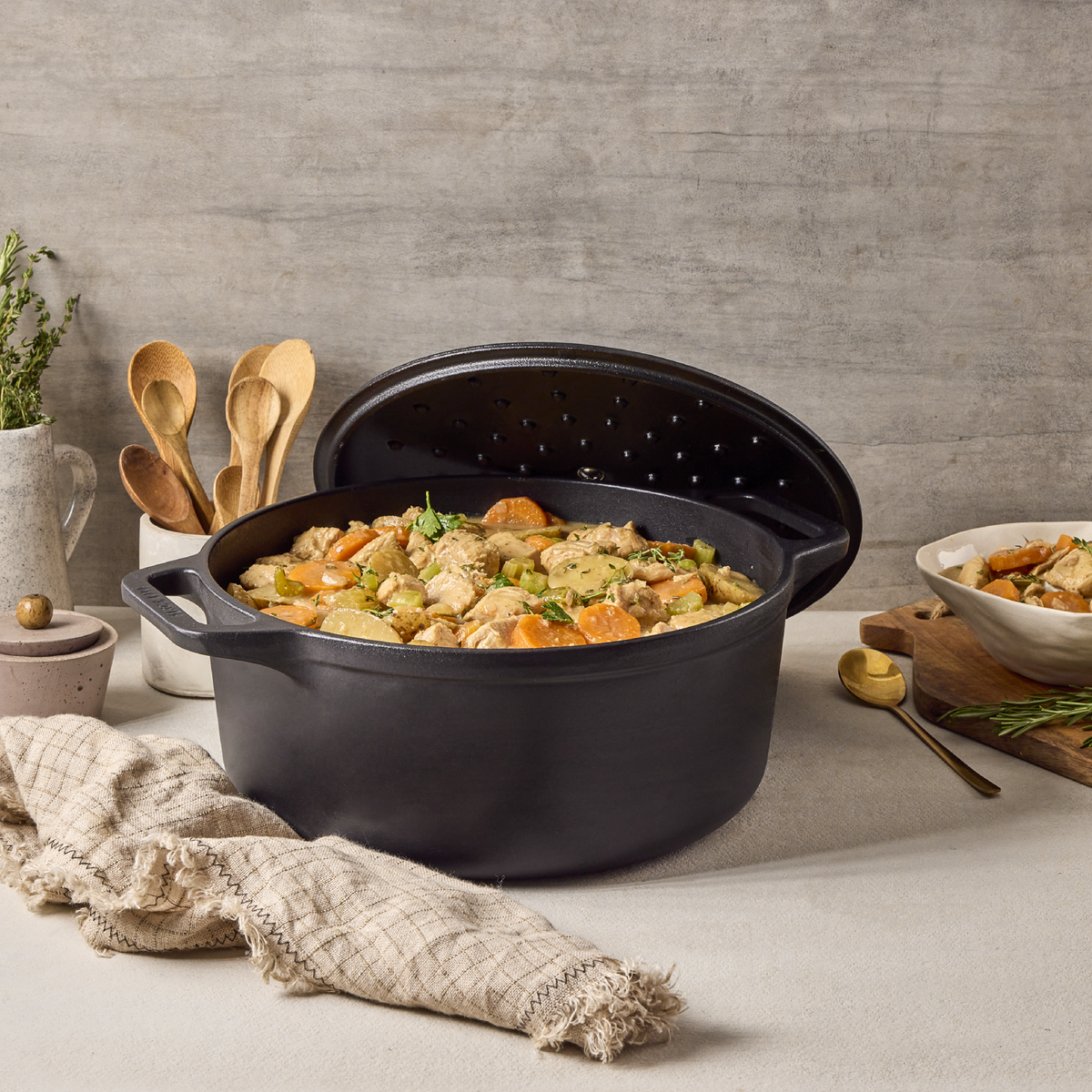 6 QT Cast Iron Dutch Oven with Lid